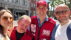Prens William, Londra sokaklarında evsizlere yardım için dergi sattı