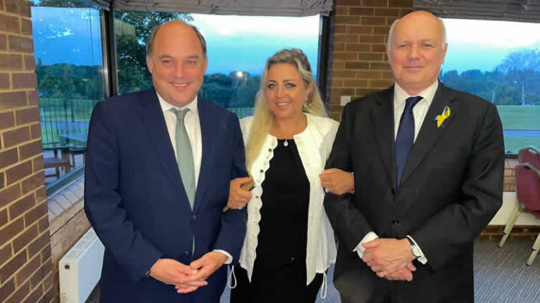 Türkiye’den dönen Savunma Bakanı Wallace, Chingford’taki etkinlikte yer aldı