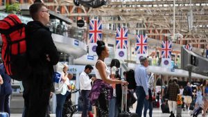 Ulaştırma Bakanı Shapps: “Demiryolu grevleri masum insanları cezalandırıyor”