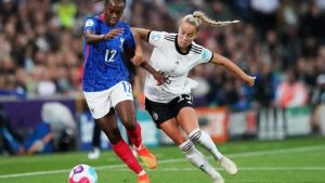Almanya ve İngiltere Avrupa Kadınlar Futbol Şampiyonası finalinde karşılaşacak