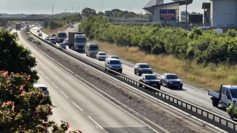 Birleşik Krallık’ta benzin fiyatlarındaki artışa karşı ‘yavaş gitme’ protestosu
