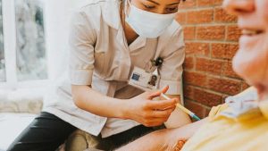 Covid güçlendirici: Bu sonbaharda 50’li yaşların tümüne sunulacak