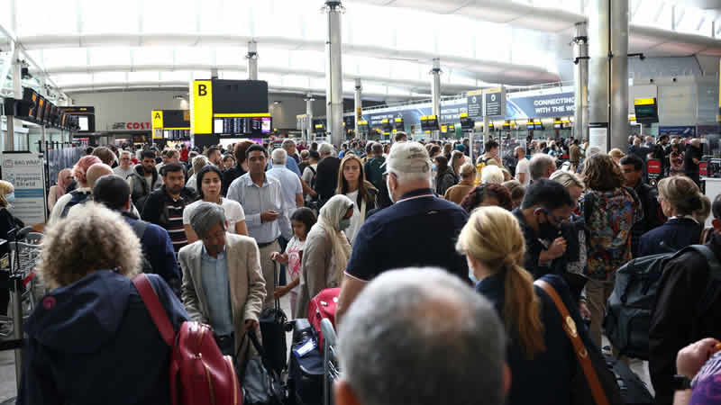 Heathrow’dan Havaalanı’ndan seyahat firmalarına “uçuşları azaltın” çağrısı