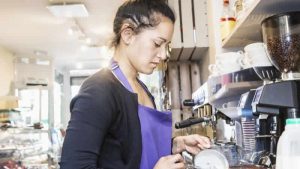 İngiltere’de artan enflasyon nedeniyle maaşlarda rekor düzeyde düşüş yaşanıyor