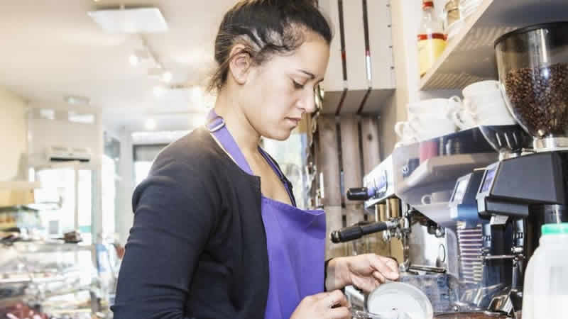 İngiltere’de artan enflasyon nedeniyle maaşlarda rekor düzeyde düşüş yaşanıyor