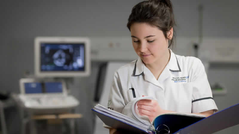 İngiltere’de doktorlara kadın hastalıklarıyla ilgili zorunlu eğitim verilecek