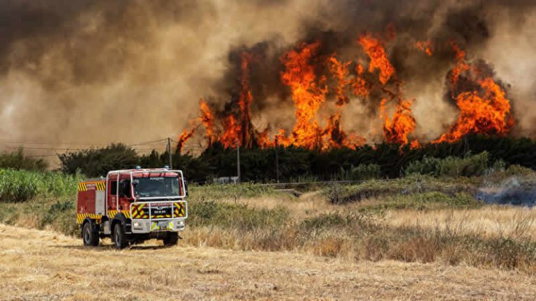 İngiltere’de itfaiye ekipleri 2. Dünya Savaşı’ndan beri en yoğun gününü geçirdi