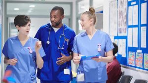 İngiltere’de zam bekleyen doktorlar greve gidiyor