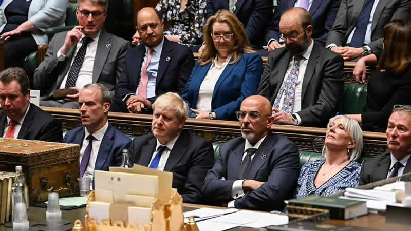 Johnson’dan görevi bırakma çağrılarına yanıt: “Devam edeceğim”