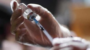 AB ilaç düzenleyicisi, Pfizer/BioNTech’in varyantlara uyumlu aşısını inceliyor