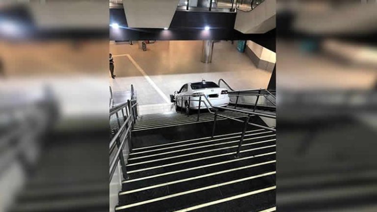 Çaldığı araçla metro istasyonunun merdivenlerine sıkıştı