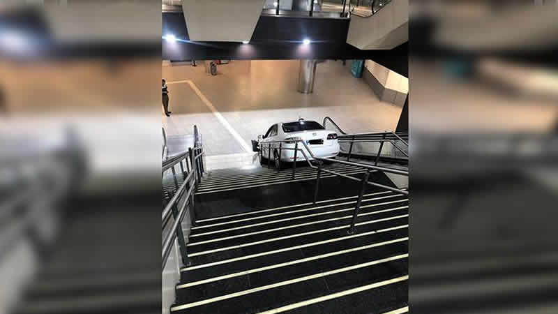 Çaldığı araçla metro istasyonunun merdivenlerine sıkıştı