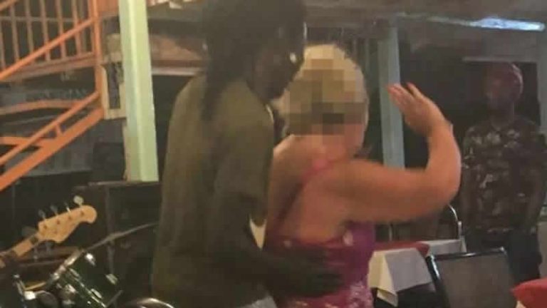 Gambiya-İngiltere arasında yaşlı kadınların seks turizmi krizi büyüyor