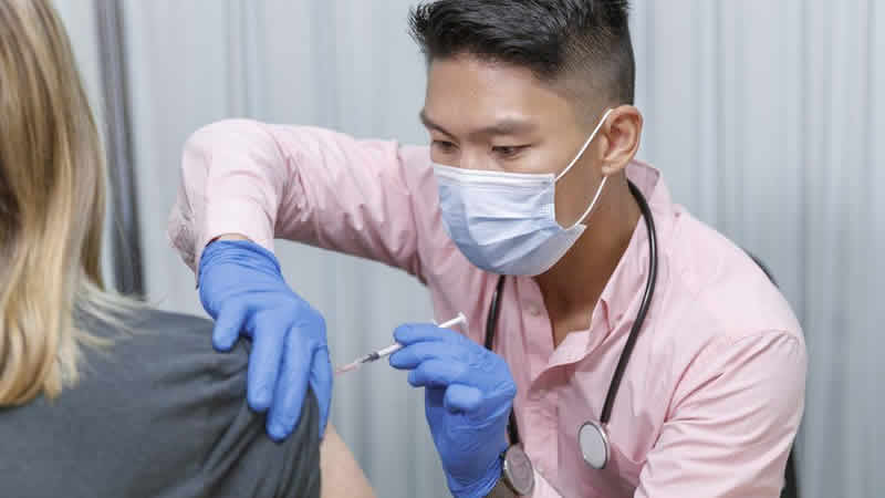 İngiltere, Moderna’nın yeni Covid aşısını onaylayan ilk ülke oldu