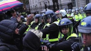 İngiltere’de “polis şiddeti” raporu: Orantısız güç kullanımında en çok siyahiler hedef oldu