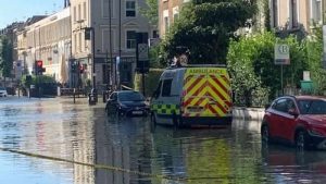 Londra’da su borusu patladı, sokaklar göle döndü