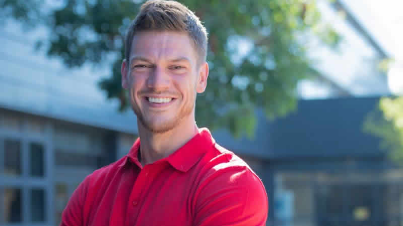 İskoçya’da ücretsiz regl ürünleri yasasını uygulayacak ilk memurun erkek olması tartışma yarattı