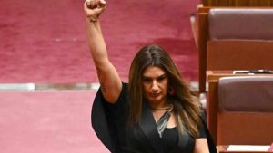 Avustralyalı senatör meclis yemininde Kraliçe Elizabeth için ‘sömürgeci’ ifadesini kullandı