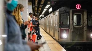 Metroda ‘sörf’ yapmaya çalıştı, kolu koptu