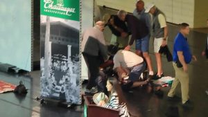 Sahnede bıçaklı saldırıya uğrayan yazar Salman Rüşdi, solunum cihazına bağlandı