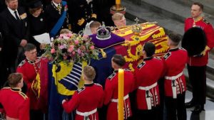 250 bin kişi Kraliçe Elizabeth’in naaşını ziyaret etti