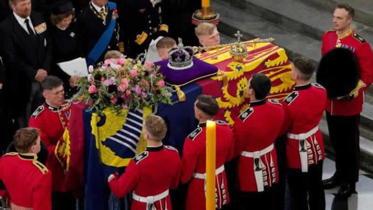 250 bin kişi Kraliçe Elizabeth’in naaşını ziyaret etti