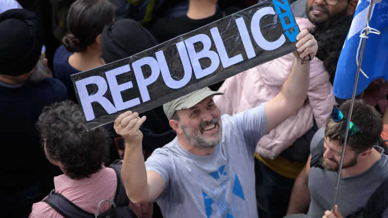 Britanya’da monarşi karşıtı Republic gözaltılara rağmen durmayacağını açıkladı