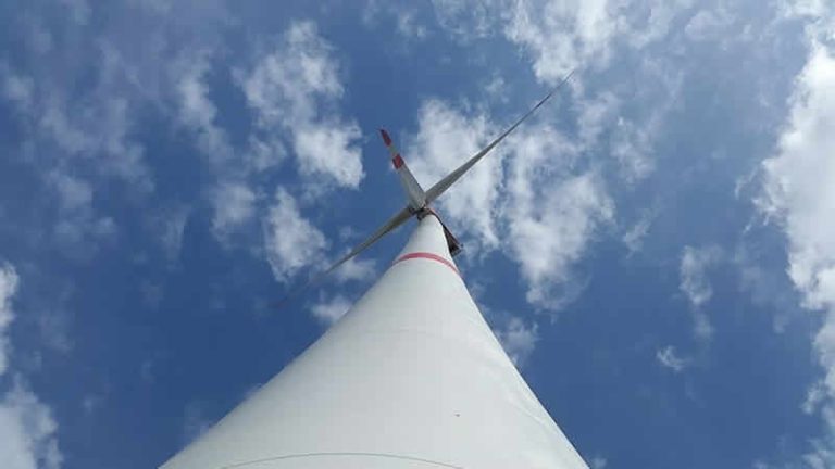 Dünyanın en büyük deniz üstü rüzgar santrali İngiltere’de çalışmaya başladı