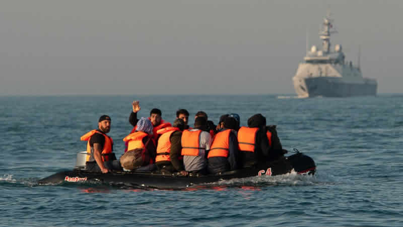 Fransa’da İngiltere’ye göçmen kaçıran şebeke çökertildi