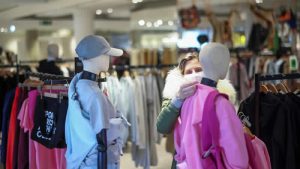 İngiltere’de perakende satışlarda artış yavaşladı