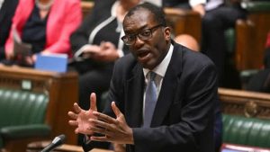 İngiltere’de sterlindeki sert düşüş Maliye Bakanı Kwarteng’i hedef tahtasına oturttu