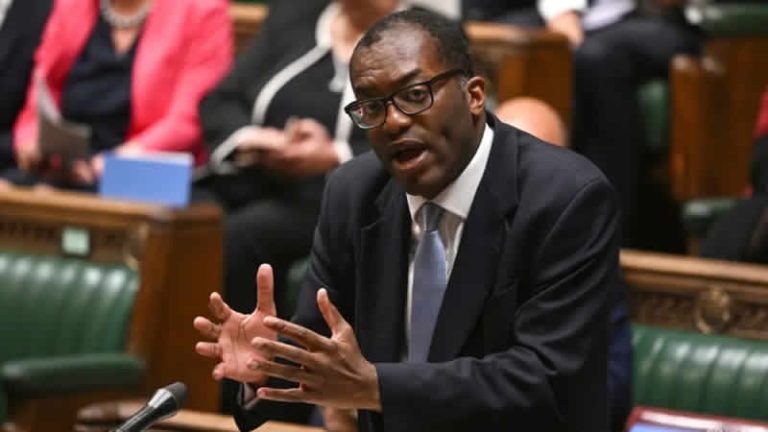 İngiltere’de sterlindeki sert düşüş Maliye Bakanı Kwarteng’i hedef tahtasına oturttu