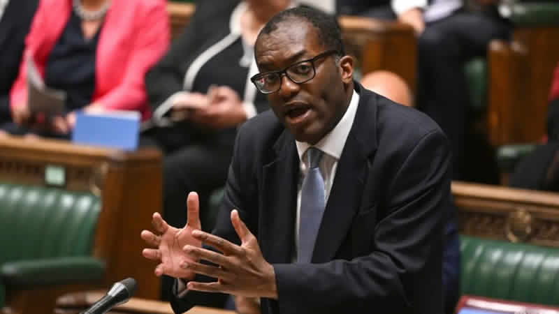 İngiltere’de sterlindeki sert düşüş Maliye Bakanı Kwarteng’i hedef tahtasına oturttu