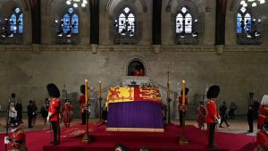 Kraliçe 2. Elizabeth’in tabutu halkın ziyaretine açıldı