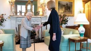 Kraliçe Elizabeth, hükümeti kurmak için Liz Truss’u görevlendirdi