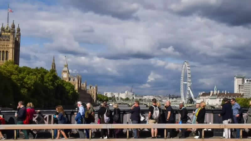 Kraliçe Elizabeth’in cenazesini ziyaret için bekleyenlerin kuyruğu 8 kilometreyi geçti