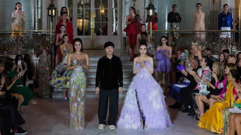 Kraliçe’nin ölümünün gölgesinde Londra Moda Haftası