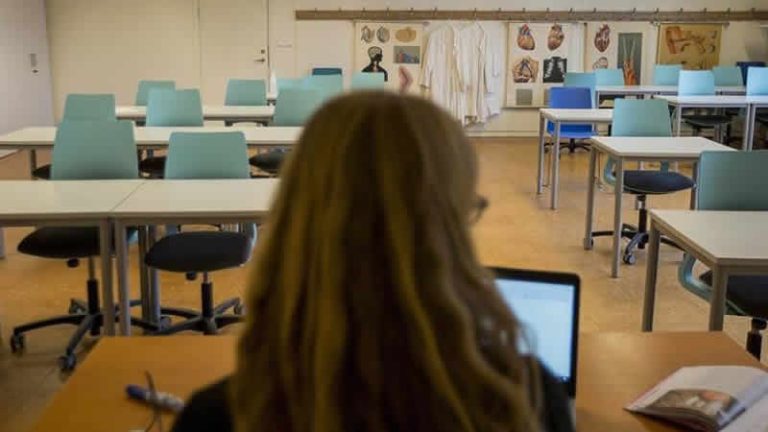 The Guardian: Bazı okullar, yardım taleplerini karşılamakta zorlanıyor