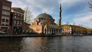 Amsterdam Belediyesi camilerden LGBT bildirisini imzalamalarını istiyor