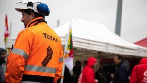 Fransa’da petrol rafineleri çalışanları “greve devam” kararı aldı