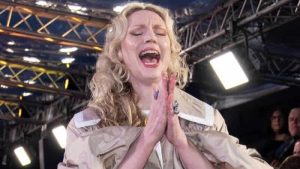 Game of Thrones yıldızı Gwendoline Christie Londra’daki galayı gölgede bıraktı