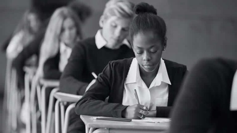 İngiliz okullarındaki siyahi kadınların üçte biri, ırkçılığa maruz kalıyor