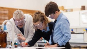 İngiltere’de okullarda eğitimin 4 güne düşürülmesi tartışılıyor