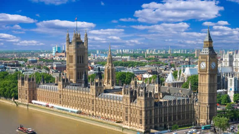 İngiltere’de tepki çeken vergi indirimi oylaması ertelendi