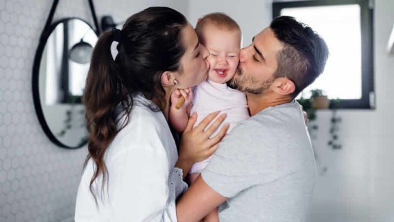 İngiltere’de yerel yönetimlerde “anne” ve “baba” demek yasaklandı