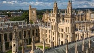 Mezunları iş bulamayan İngiliz üniversiteleri ceza riskiyle karşı karşıya