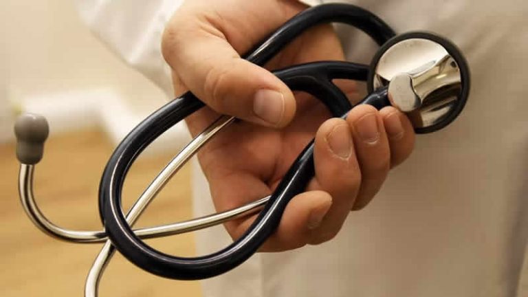 Sahte doktor hesabıyla kadınlardan çıplak fotoğraf toplayan adama hapis