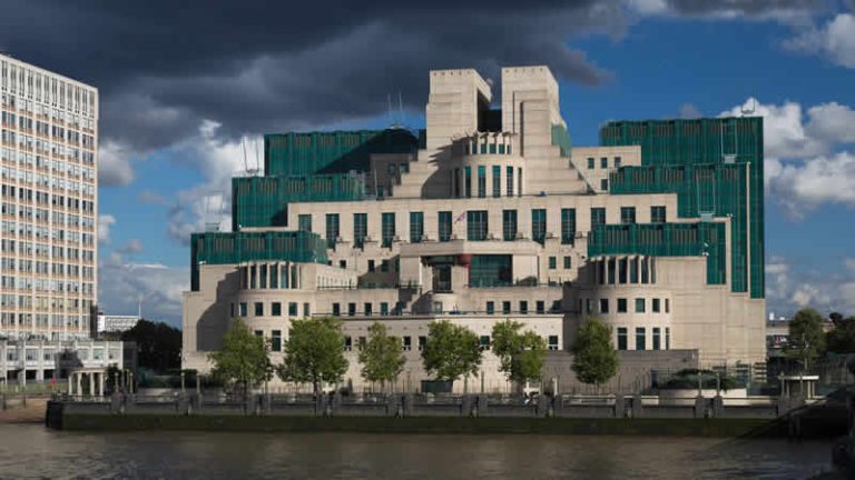 İngiltere, yabancı ülkelerde doğan istihbarat memuru alacak