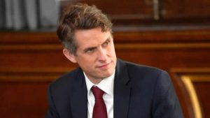 İngiltere’de Devlet Bakanı Williamson zorbalık suçlamalarının ardından istifa etti
