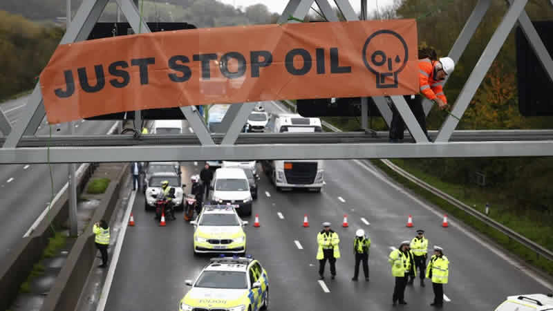 İngiltere’de çevre aktivistleri otoyolda trafik tabelalarına çıktı
